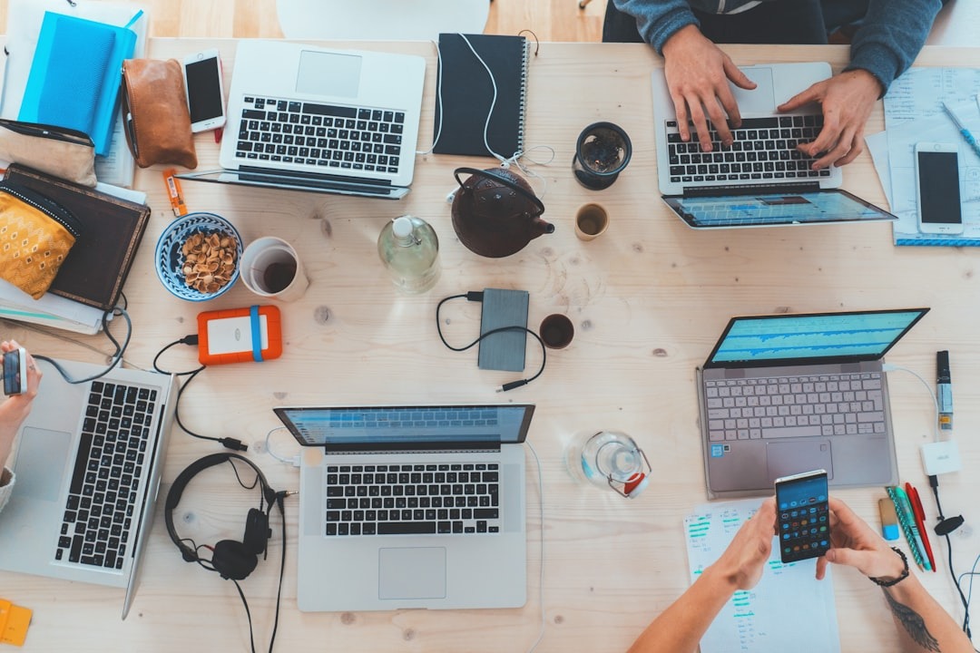 Bannerbild für studentisches Wohnen Laptops Kopfhörer und Handy mit Studienzetteln